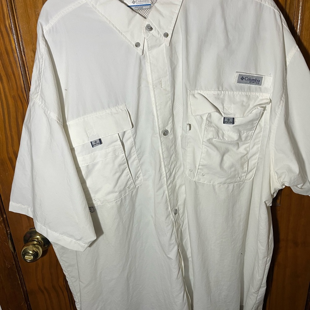 Columbia White Short Sleeve Button-Down Fishing Shirt
